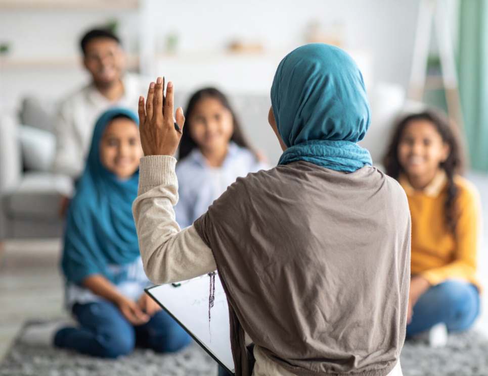 home-staging_01 🏃عام دراسي جديد عليكم جميعا. ✨ويارب اجعل هذا العام عام سهل ويسير وموفق علي ابنائنا. ✨ويارب اعن كل ام واب علي تحمل المسؤوليه وافتح لهم أبواب الخير كله وقر اعينهم بأبنائهم واجبرهم فيهم جبرا يليق بعظمتك وقدرتك. 👈نصائح سريعه ومهمه لكل الاباء والامهات. 1* لا تنسي ترك الاثر الطيب جوه طفلك قبل الذهاب للمدرسه واثناء الوداع للمدرسه ولاتنسي استودعه عند الله. 2* احسني استقبلهم بكلمه طيبه وحضن دافئ وقبله حانيه. 3* حددوا مصروف ثابت لابنائكم لانه احتياج اساسي زي الاكل والشرب. 3* قللي من الاسئله والاستجواب عنده قدومه من المدرسه واجعلي وقت مخصص للفضفضه مع ابنائكم لمعرفه تفاصيل يومهم وتفاصيل يومكم كأباء وامهات. 4*خصصي وقت للمذاكره ولا تنشغلي عنه في هذا الوقت للتقليل من الخناقات واهدار الوقت. 5* رتبي يومه وخففي عليه الضغط لانه اساسا مضغوط من المدرسه والدروس والمذاكره فخليكم انتم الجانب اللي بيحس بيهم وبيخفف عنهم. 6* نصيحه للامهات نظمي يومك علي اساس ابنائكم وتجنبي كل ما يضيع الوقت وخذي قسط كافي من النوم واجعلي لنفسك روتين محبب لكي ويفرغ طاقتك السلبيه. 7* نصيحه للاباء تجنبوا المشاكل والخناقات امام الاولاد وكن انت الجانب الداعم والمشجع للزوجه والاولاد. 8* عدم التحدث عن المصاريف امام الابناء وان الظروف صعبه وهذا لانه بيضرب الامان المادي عند الطفل خاصه الصغار. 9* يوم الخميس والجمعه فري ليكي ولابنائك اصنعوا فيه ذكريات حلوه من لعبه حلوه ،اكله حلوه، تجمع عائلي مميز. اعطي لنفسكم ولابنائك مساحه للتنفس. 10*اكثري من الدعاء والصدقات بنيه تيسير الامر وتدبيره. د/أسماء البهنسى متخصص في الصحة النفسية والإرشاد الأسري والتربوي والدعم النفسي.